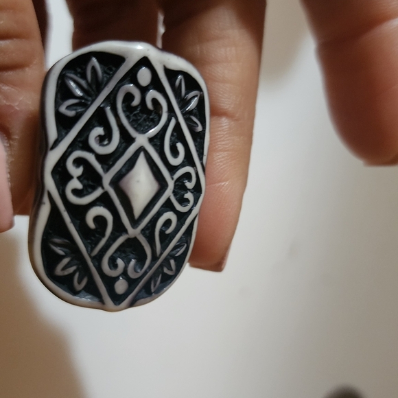 Black and Gray Plastic Statement Ring Size 7 - Picture 3 of 8